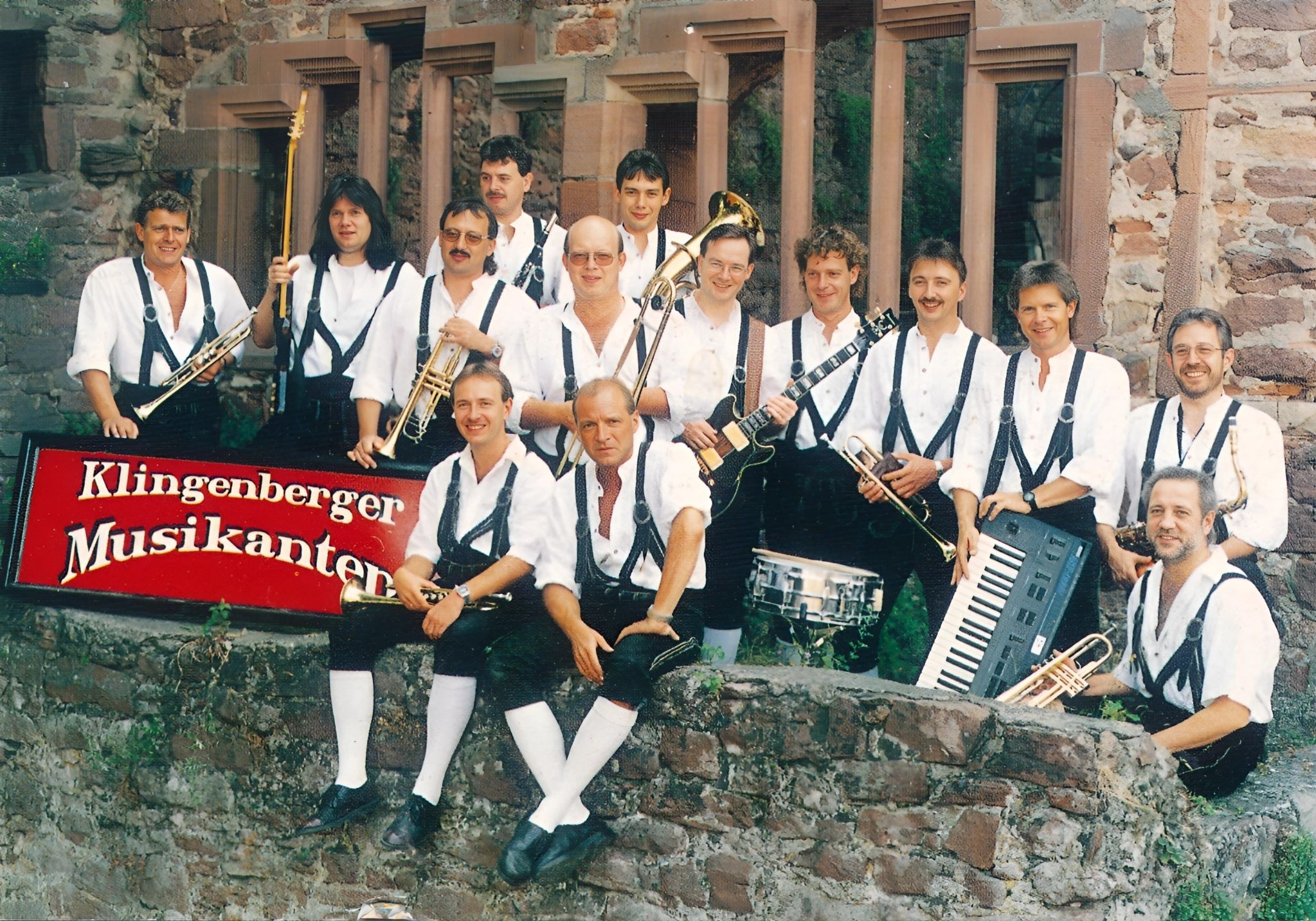 Die "Klingenberger Musikanten" Mitter der 1990er Jahre auf der Clingenburg
